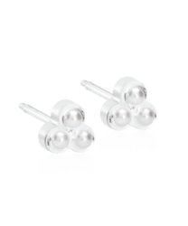 MP Clover Pearl 6 mm, White i gruppen Örhängen / Pärlörhängen hos SCANDINAVIAN JEWELRY DESIGN (15-0125-59)