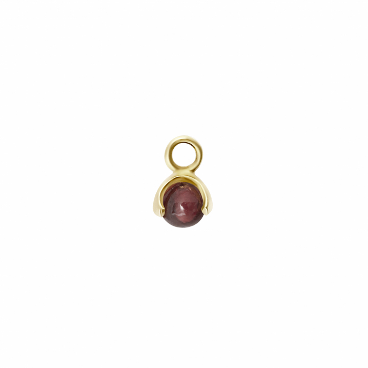 CU JEWELLERY Letters stone 1 red garnet pend guld