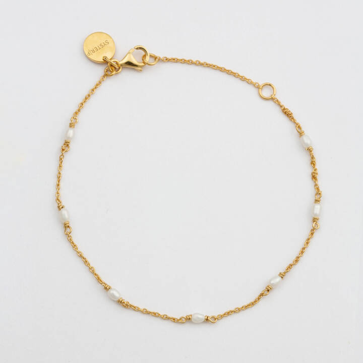 Treasure Multi Pearl Bracelet Gold i gruppen Armband / Guldarmband hos SCANDINAVIAN JEWELRY DESIGN (BG1256)
