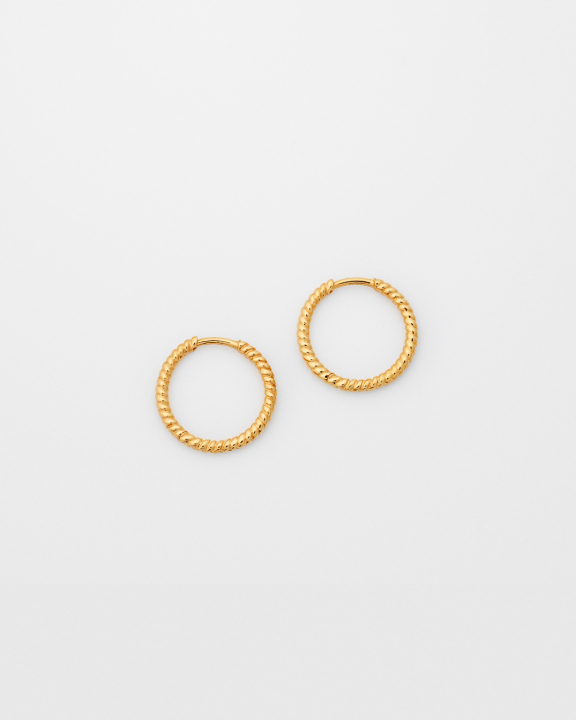 Beloved Twisted Medium Hoops Gold i gruppen Örhängen / Guldörhängen hos SCANDINAVIAN JEWELRY DESIGN (EG1259)