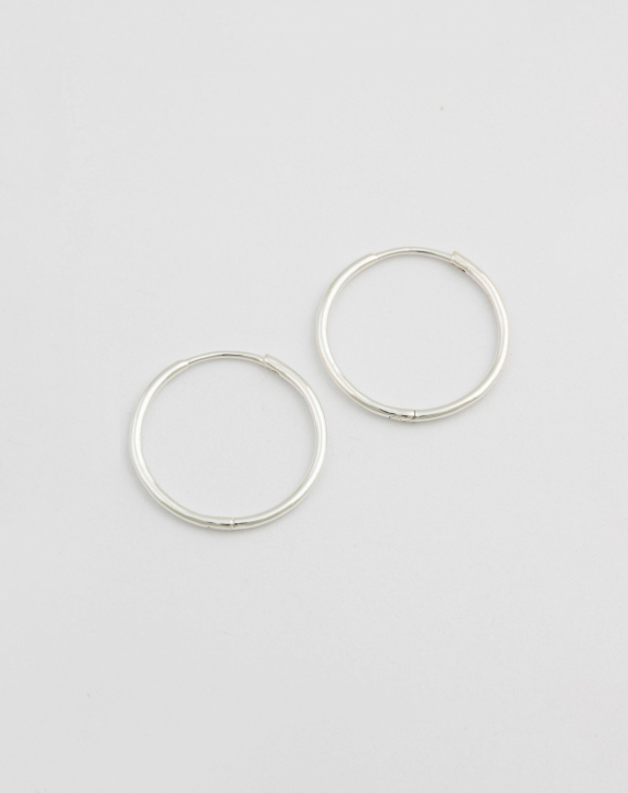 Beloved Medium Hoops Silver i gruppen Örhängen / Silverörhängen hos SCANDINAVIAN JEWELRY DESIGN (ES1132)