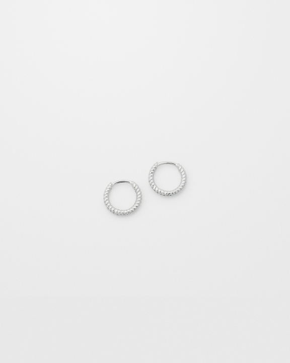 Beloved Twisted Small Hoops Silver i gruppen Örhängen / Silverörhängen hos SCANDINAVIAN JEWELRY DESIGN (ES1258)