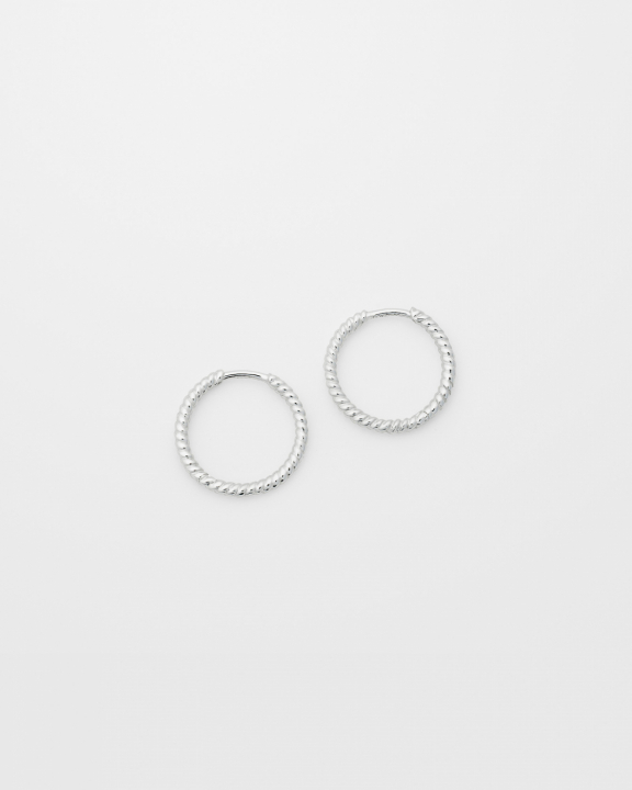 Beloved Twisted Medium Hoops Silver i gruppen Örhängen / Silverörhängen hos SCANDINAVIAN JEWELRY DESIGN (ES1259)