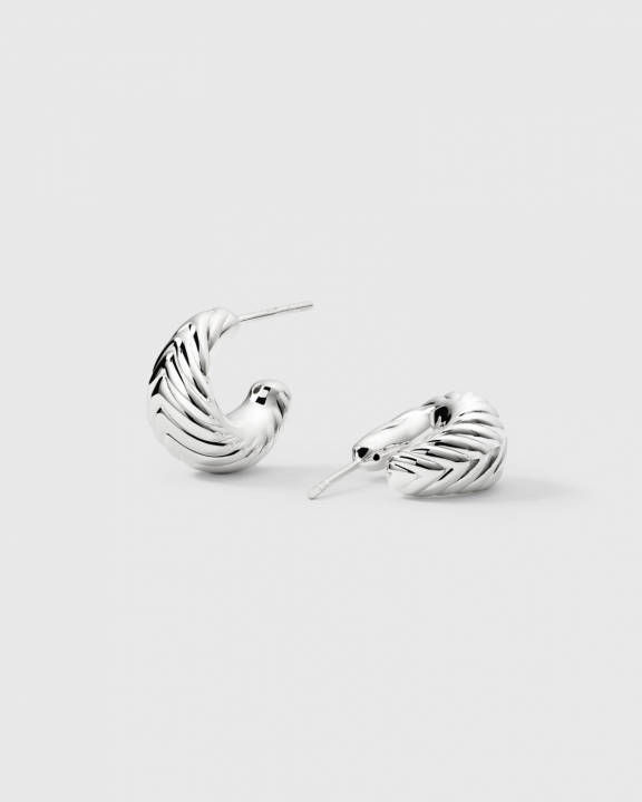 Bolded Little Sis Chevron Silver i gruppen Örhängen / Silverörhängen hos SCANDINAVIAN JEWELRY DESIGN (ES1292)