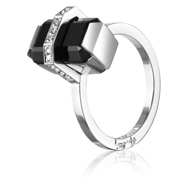Little Bend Over - Onyx Ring Vitguld