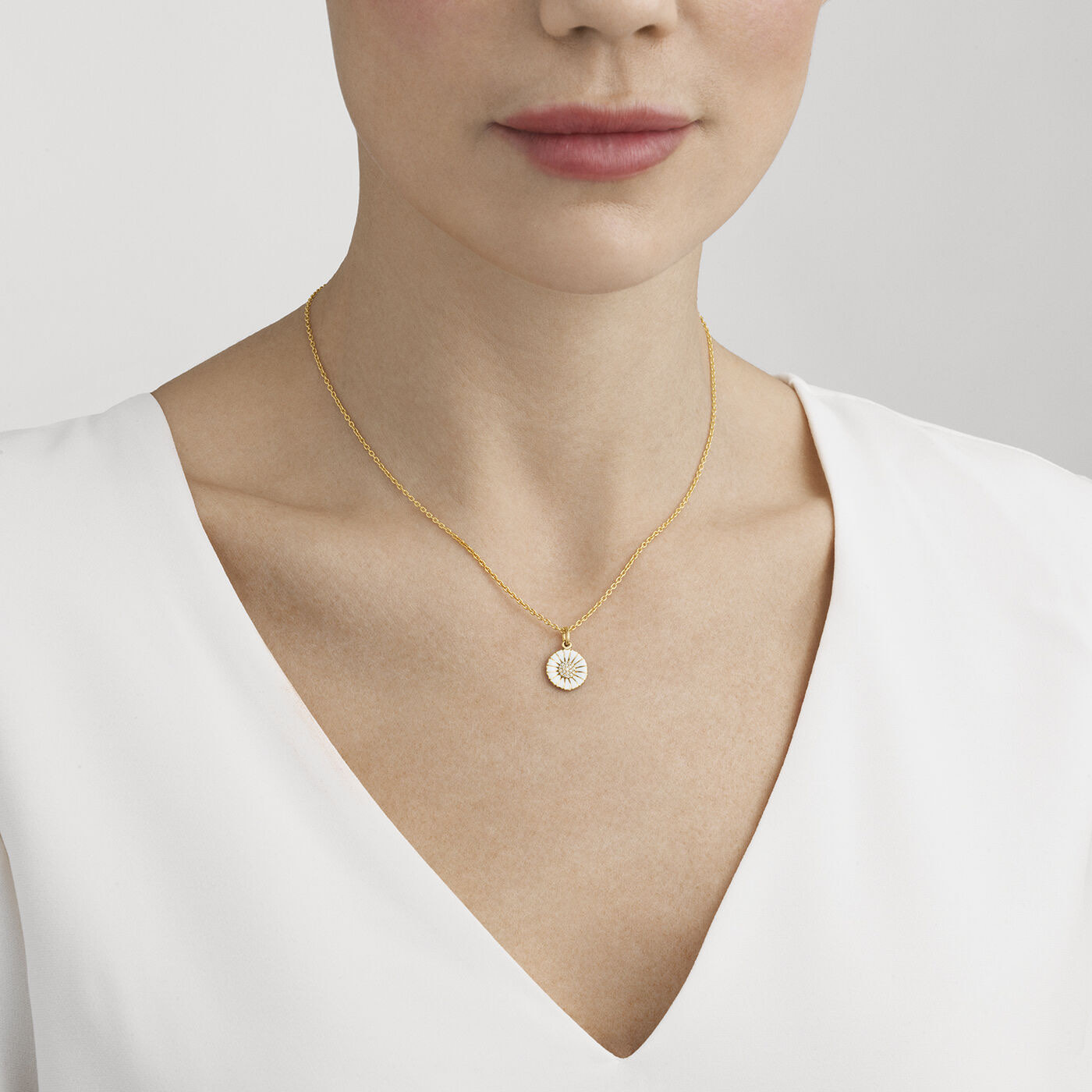 DAISY Hängsmycke guldpläterat sterlingsilver medium WHITE ENAMEL 11 MM Diamant 0.05 ct 40 cm