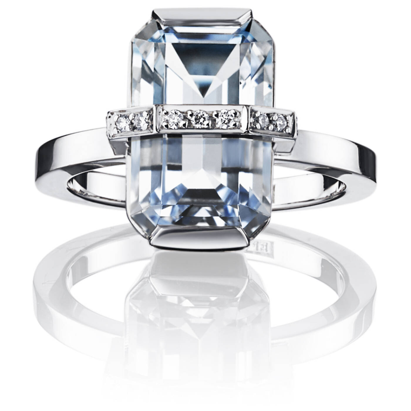 Little Bend Over - Aquamarine Ring Vitguld