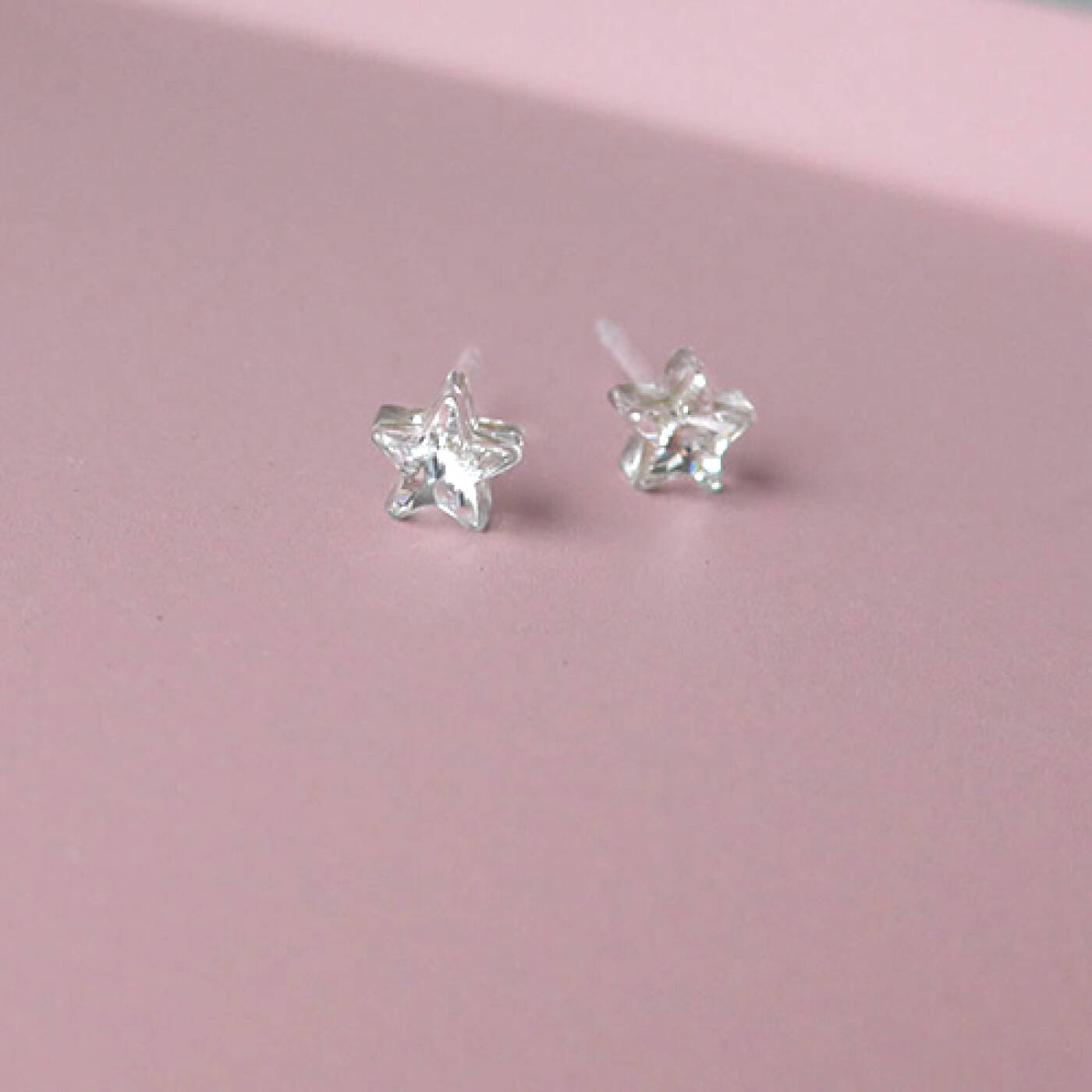 Medical Plastic Star 6 mm, Crystal Örhänge