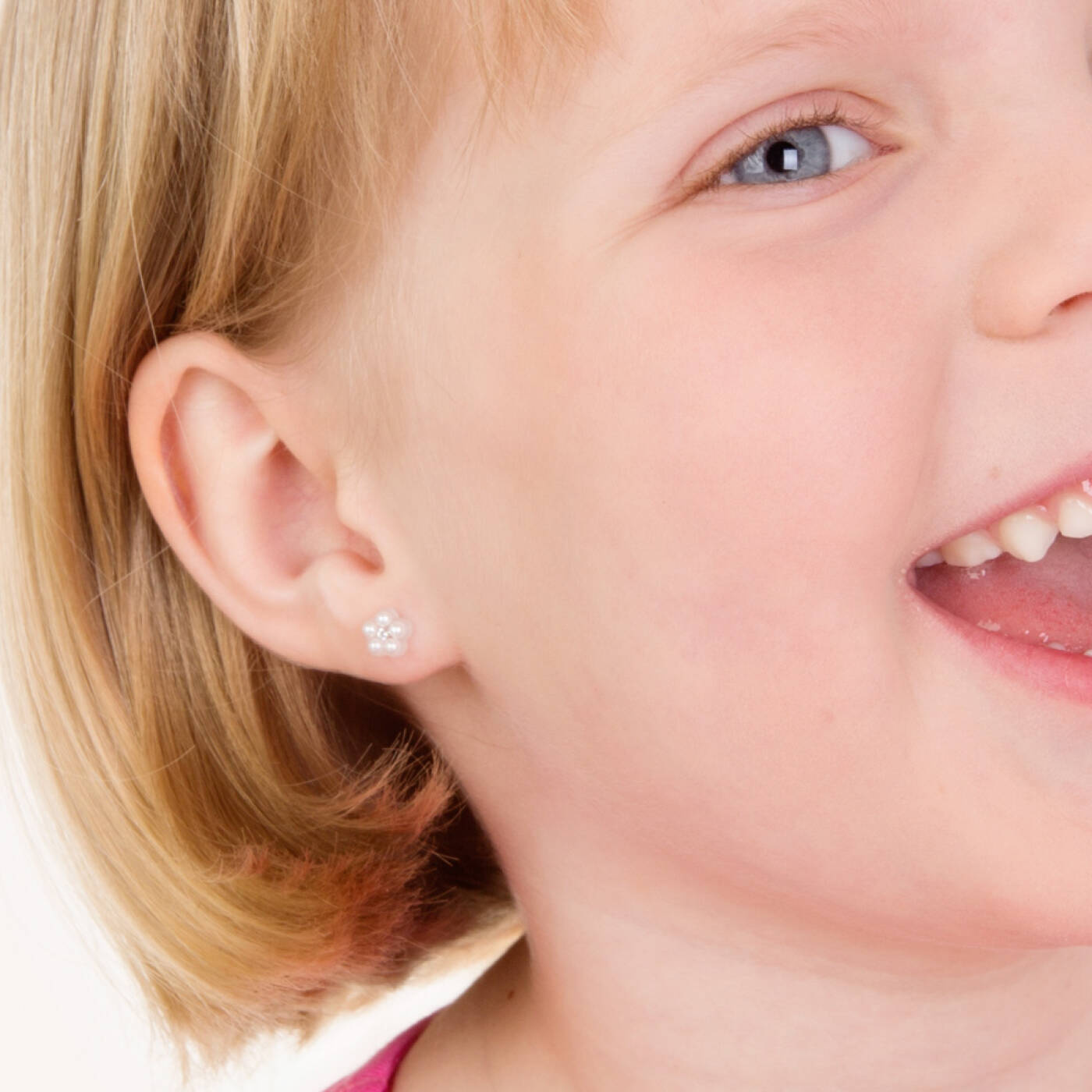 Medical Plastic Daisy Pearl 6 mm, White Örhänge