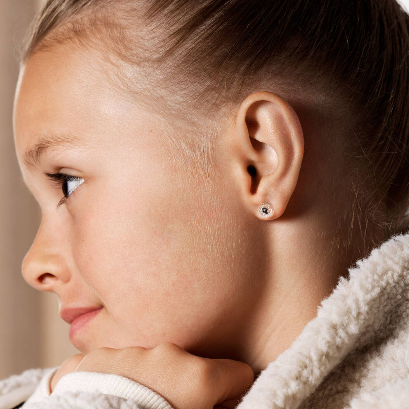 Medical Plastic Brilliance Halo 6 mm, Crystal/black diamond Örhänge