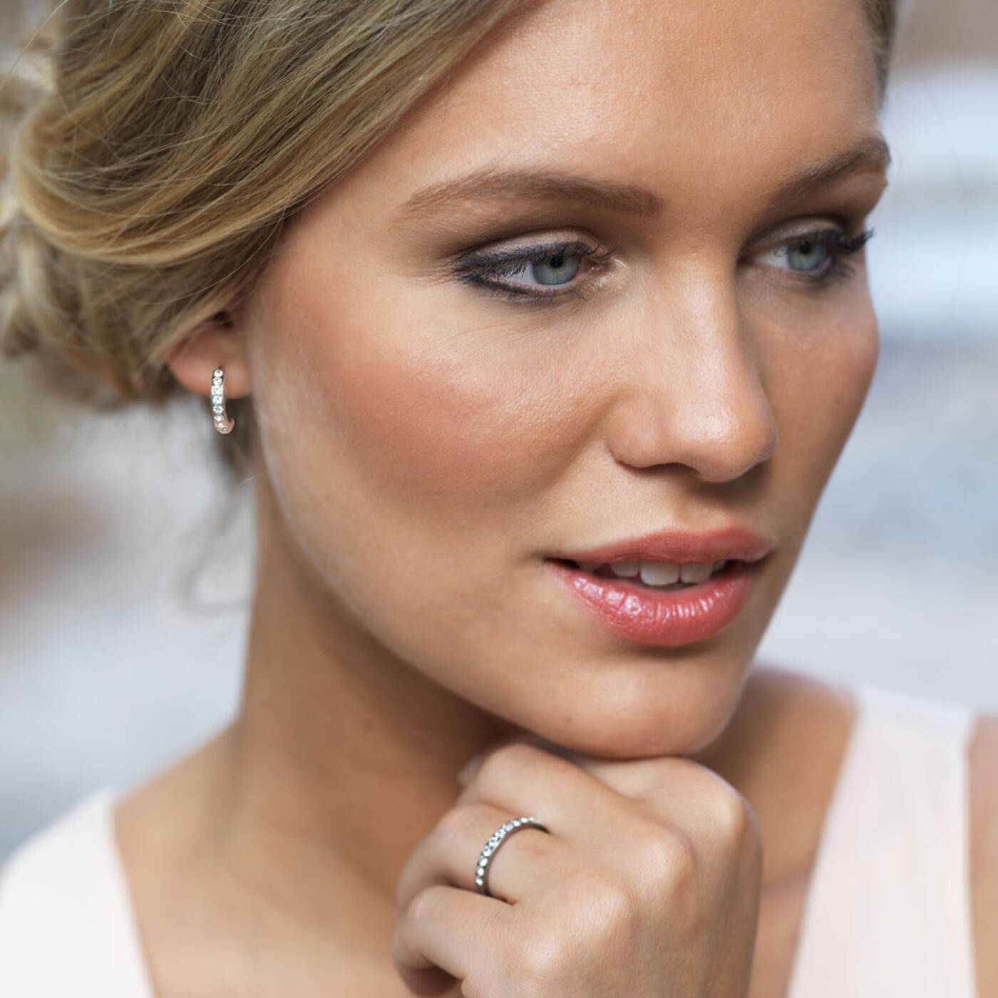 Natural Titanium Pendant Brilliance Curved 15 mm, Crystal Örhänge