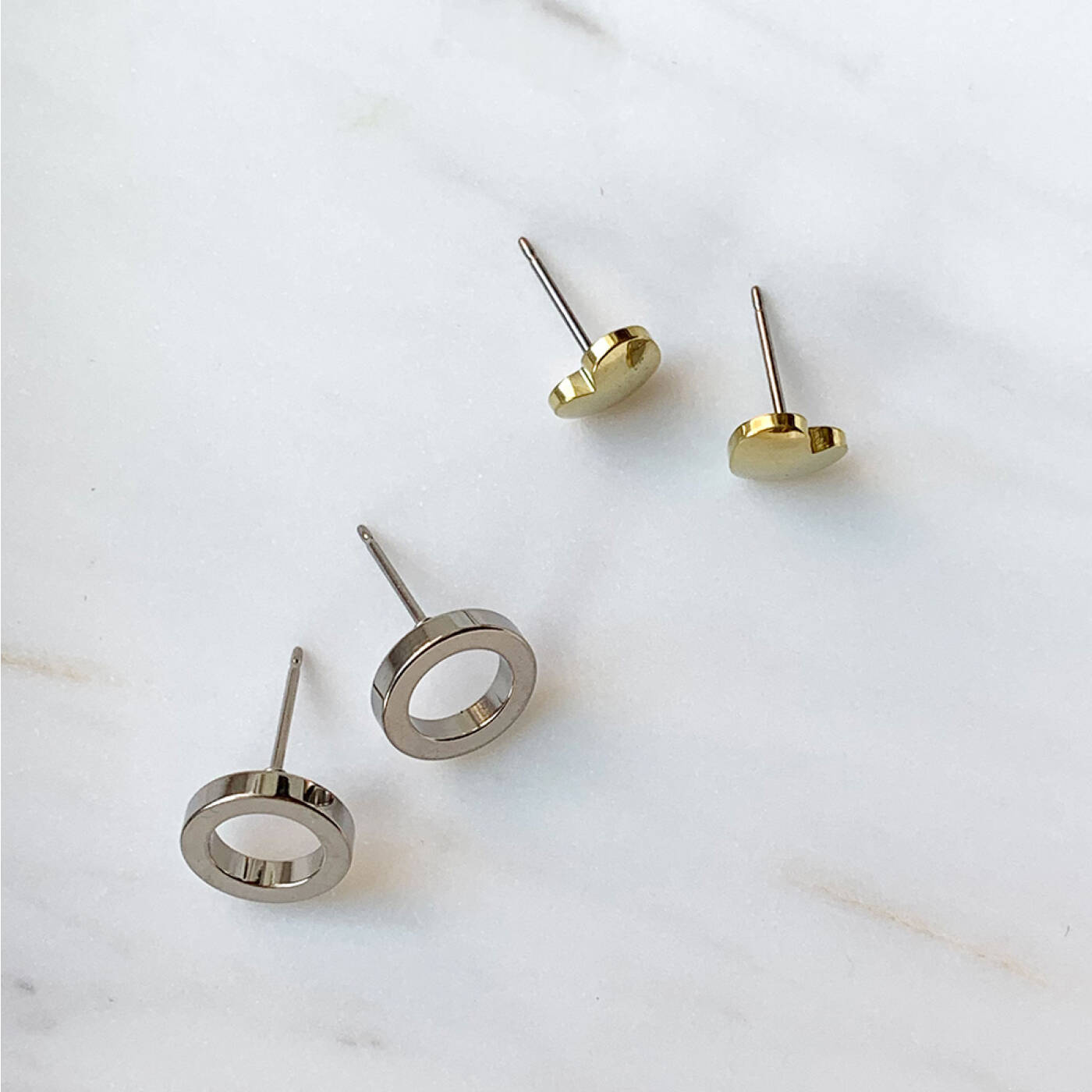 Natural Titanium Puck Hollow 10 mm Örhänge