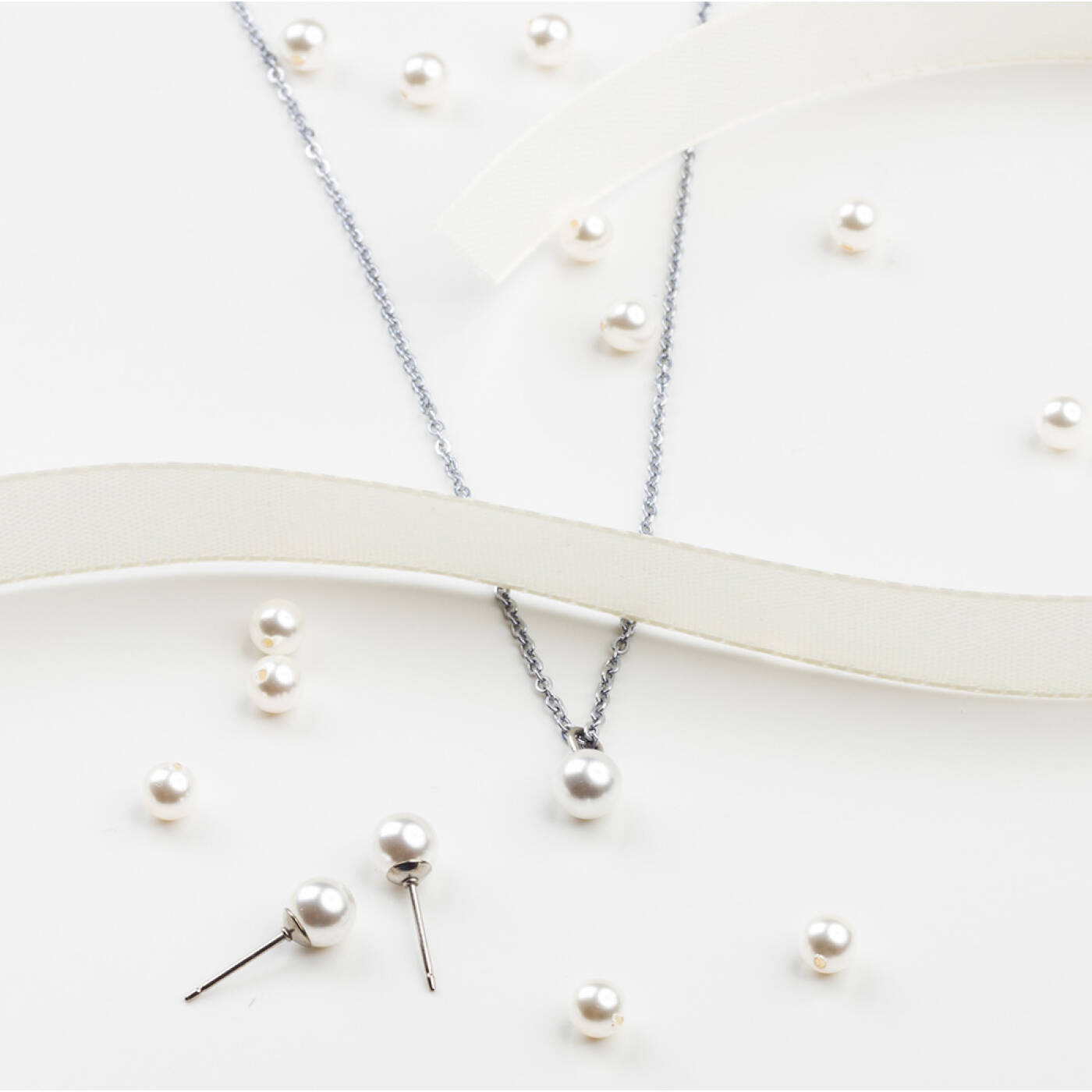 Natural Titanium Pearl 6 mm, White Örhänge