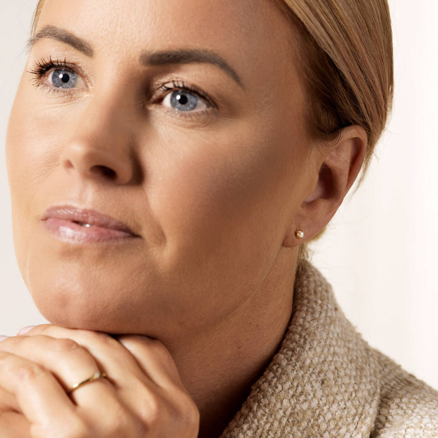 Golden Titanium Tiffany Pearl 4 mm, White Örhänge