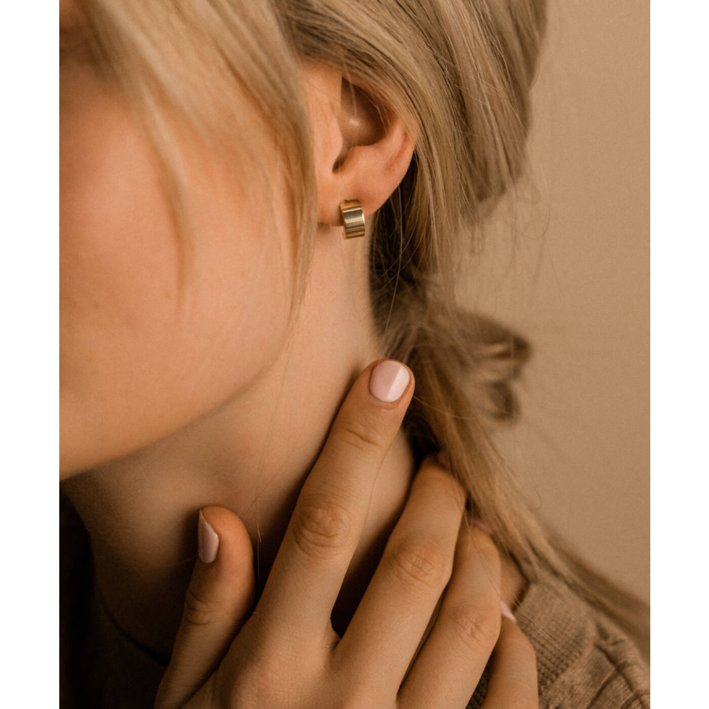 Golden Titanium Pendant Plain Grand Curved 10 mm Örhänge