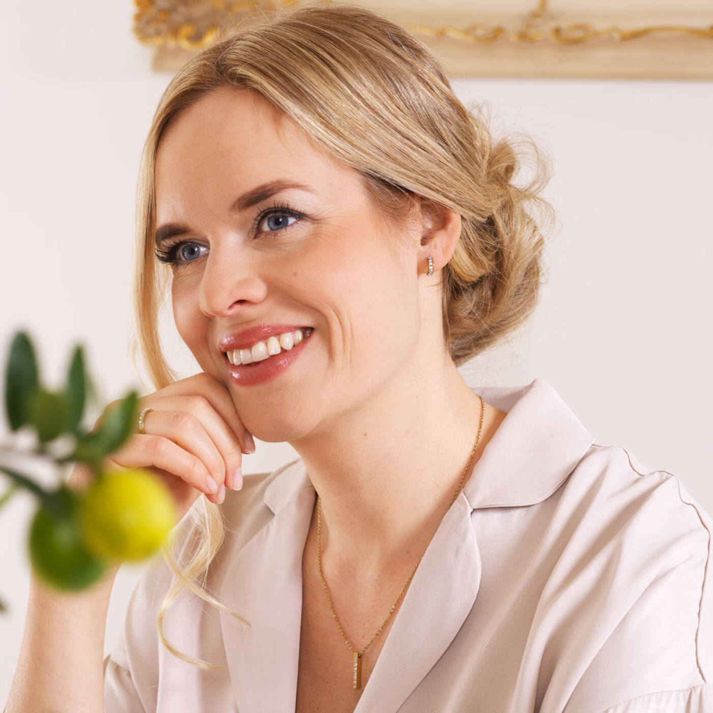 Golden Titanium Pendant Brilliance Curved 10 mm, Crystal Örhänge