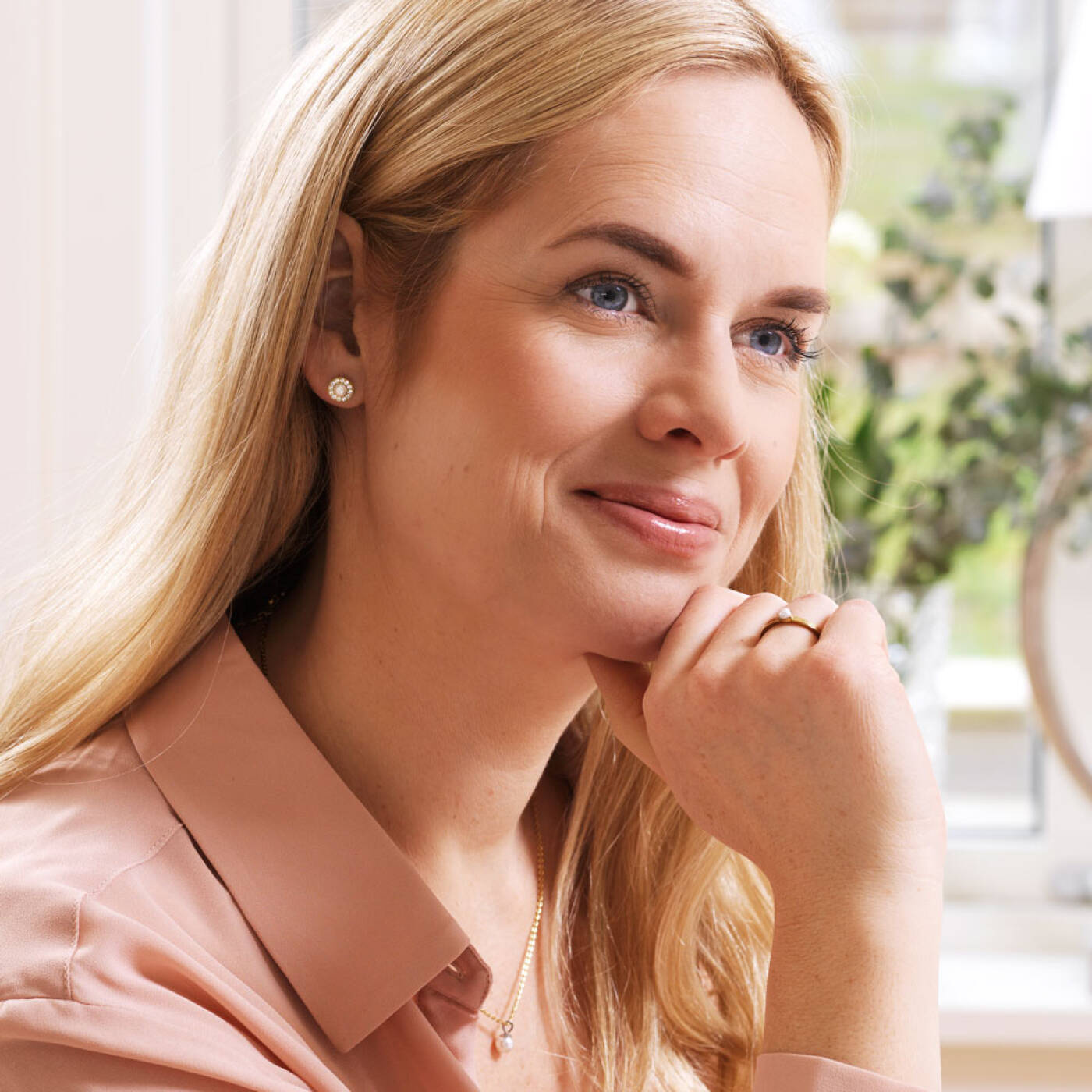 Golden Titanium Brilliance Halo Pearl 8 mm, White Örhänge