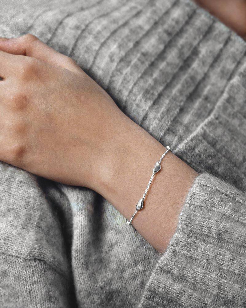 Loving heart medium armband silver