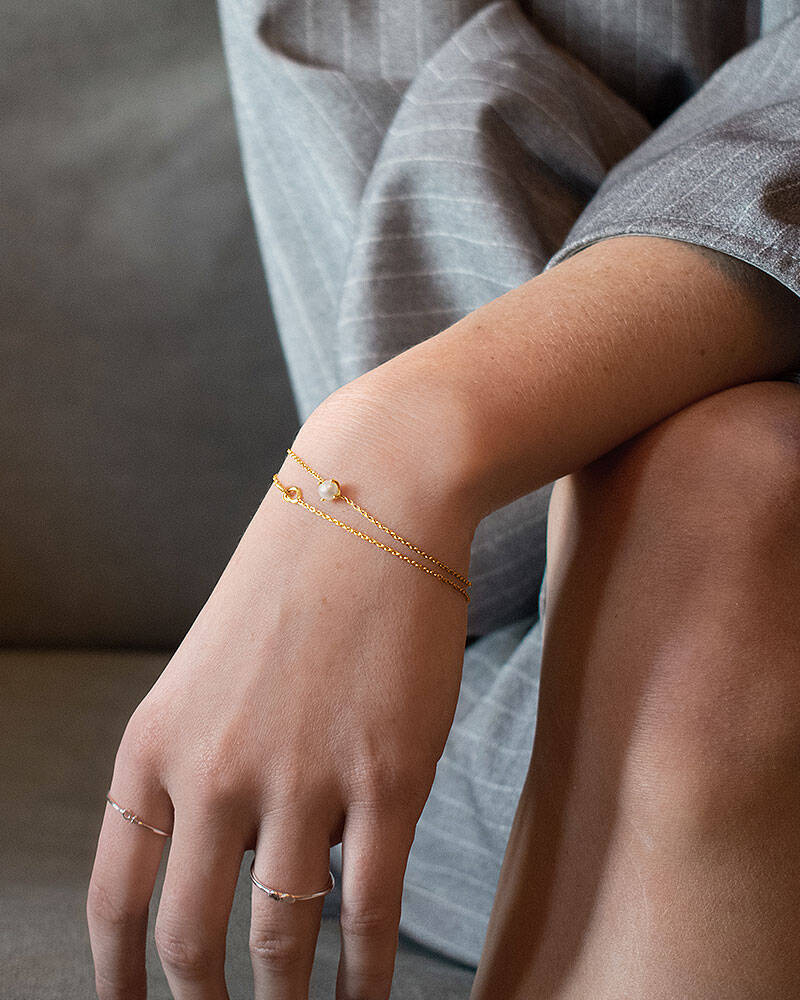 Petite Pearl armband guld